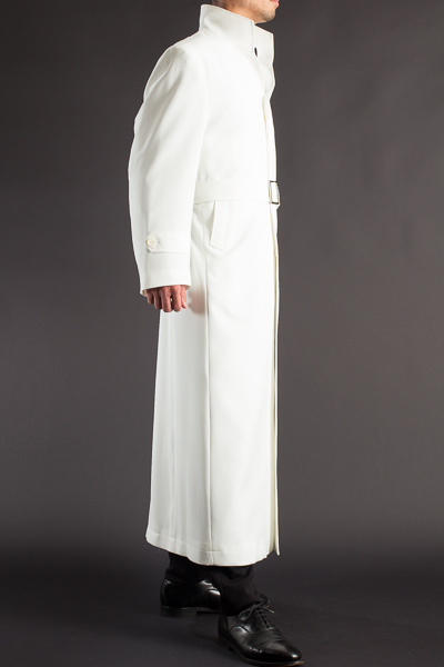 長い着丈の白いコート