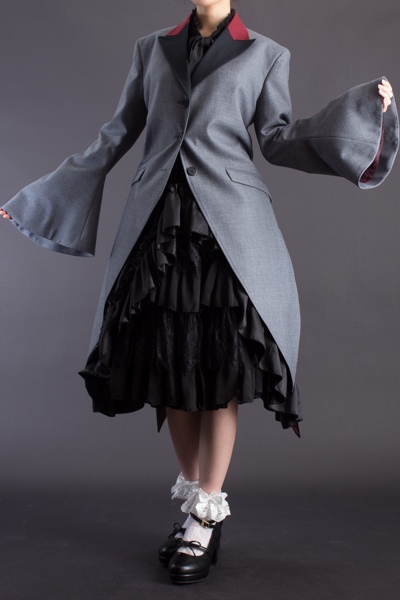 長い着丈の黒い白衣